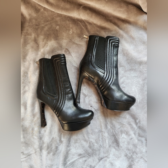 NWOT Guess Woman's Heeled Boots 👢Size 7.5M - Picture 7 of 7